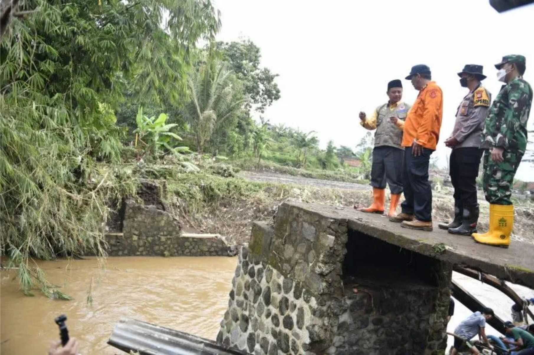 Plh Gubernur Jabar Sebut Banjir Garut Disebabkan Pembabatan Hutan